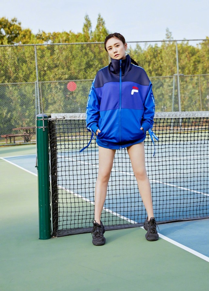 湖南美女明星刘芸秋日户外写真运动服搭配迷你 4