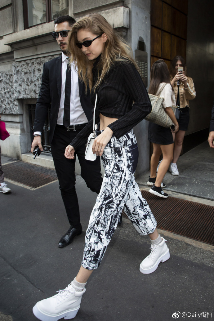 欧美美女模特Gigi Hadid米兰街拍图片 3