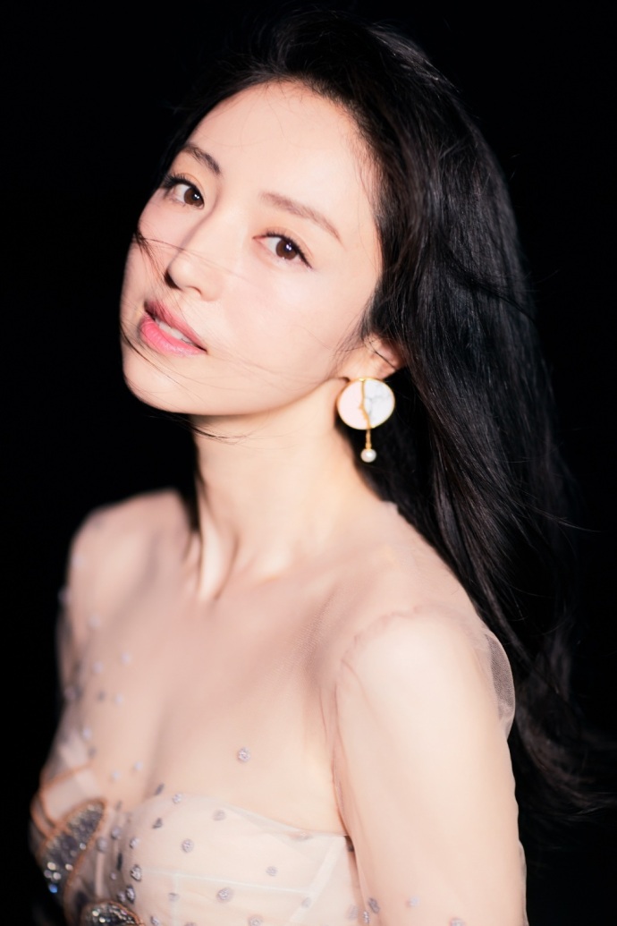 大眼美女明星董璇裸色刺绣长纱裙飘逸唯美图片 5