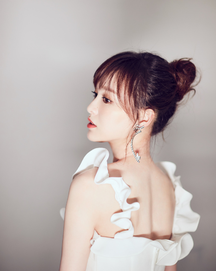 内地女明星唐嫣连衣裙搭配丸子头清新俏皮图片 2