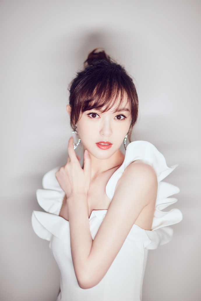 内地女明星唐嫣连衣裙搭配丸子头清新俏皮图片 3