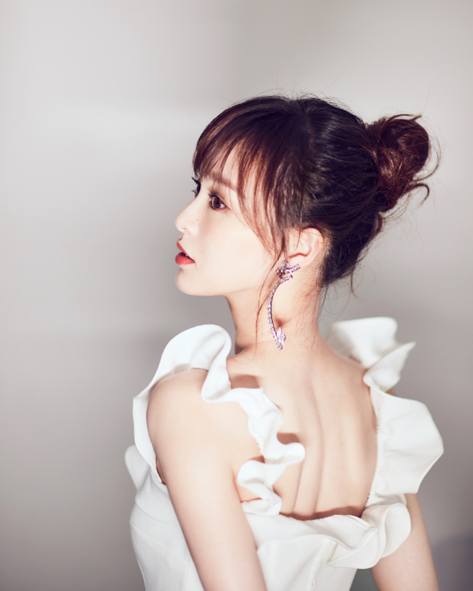 内地女明星唐嫣连衣裙搭配丸子头清新俏皮图片 4
