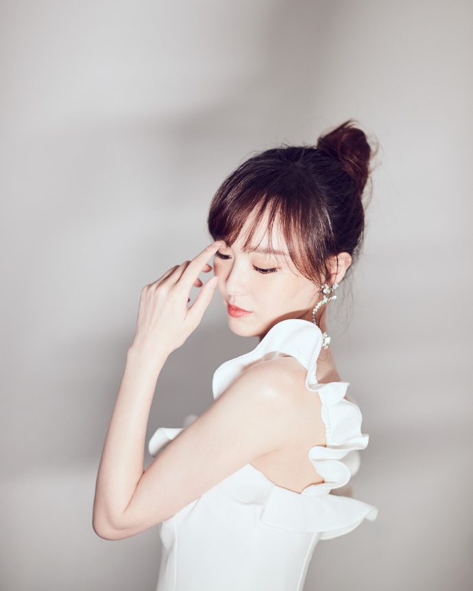内地女明星唐嫣连衣裙搭配丸子头清新俏皮图片 5
