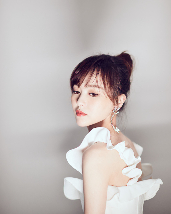内地女明星唐嫣连衣裙搭配丸子头清新俏皮图片 6