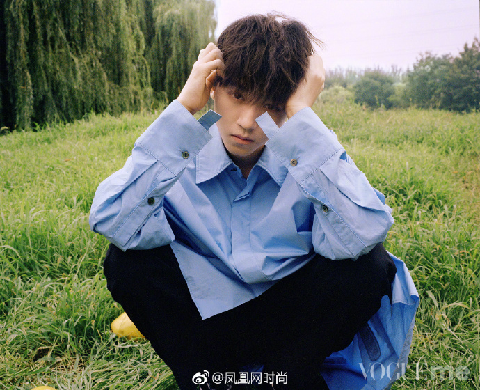 TFBOYS-王俊凯十月封面白衬衫白马王子图片 2