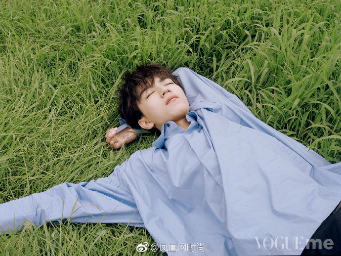 TFBOYS-王俊凯十月封面白衬衫白马王子图片 4