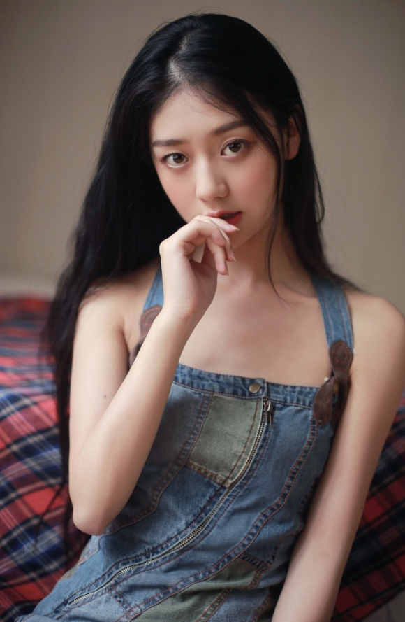 清纯小美女鱼子与余私服写真 3