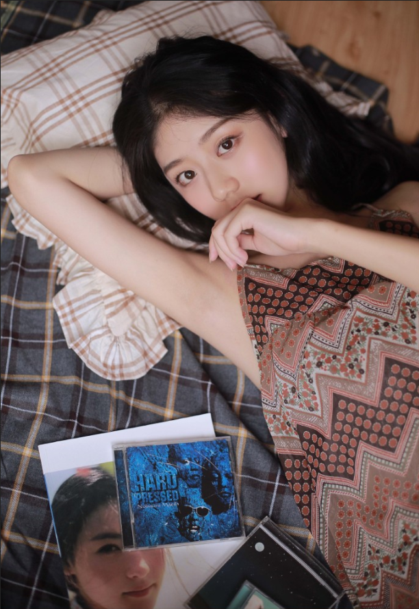清纯小美女鱼子与余私服写真 4
