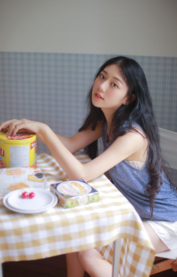 清纯小美女鱼子与余私服写真 7