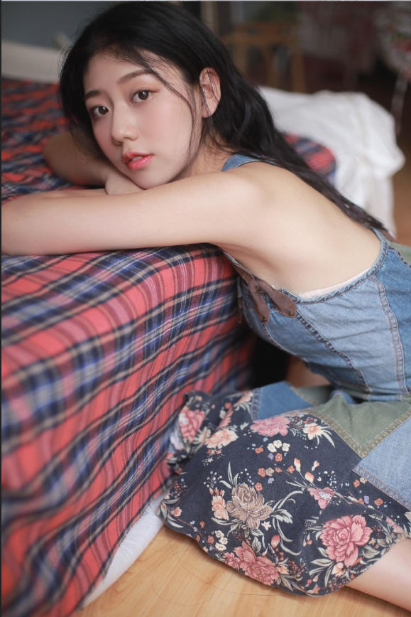 清纯小美女鱼子与余私服写真 11