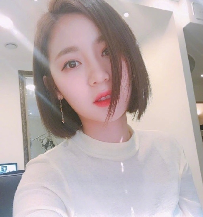 超级好看的短发女生自拍照