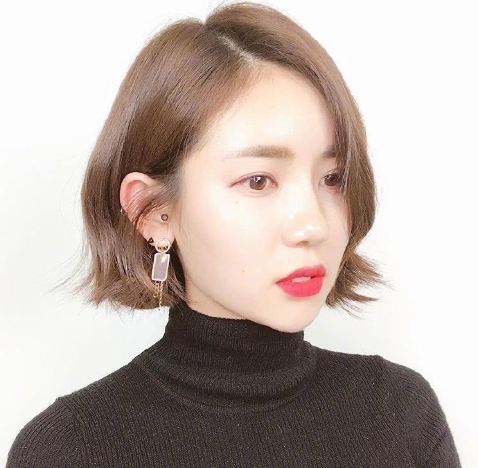 超级好看的短发女生自拍照 3