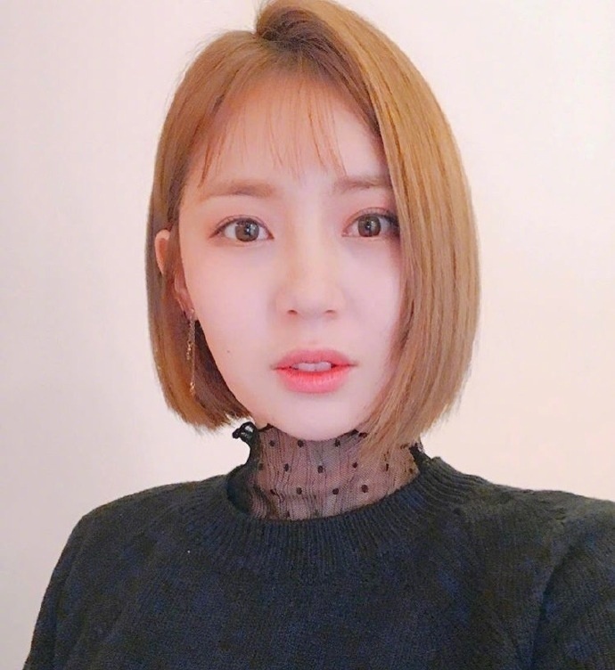 超级好看的短发女生自拍照 4