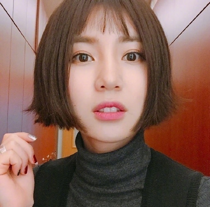 超级好看的短发女生自拍照 5