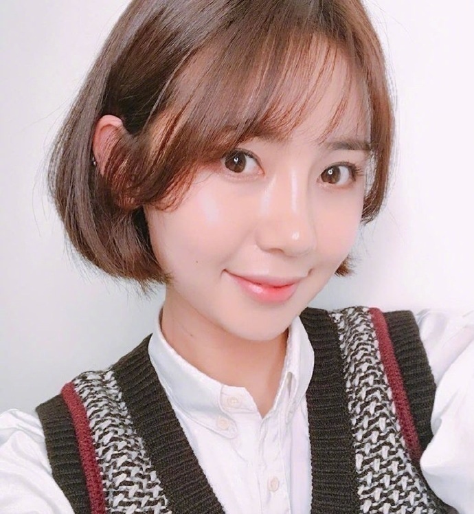 超级好看的短发女生自拍照 8