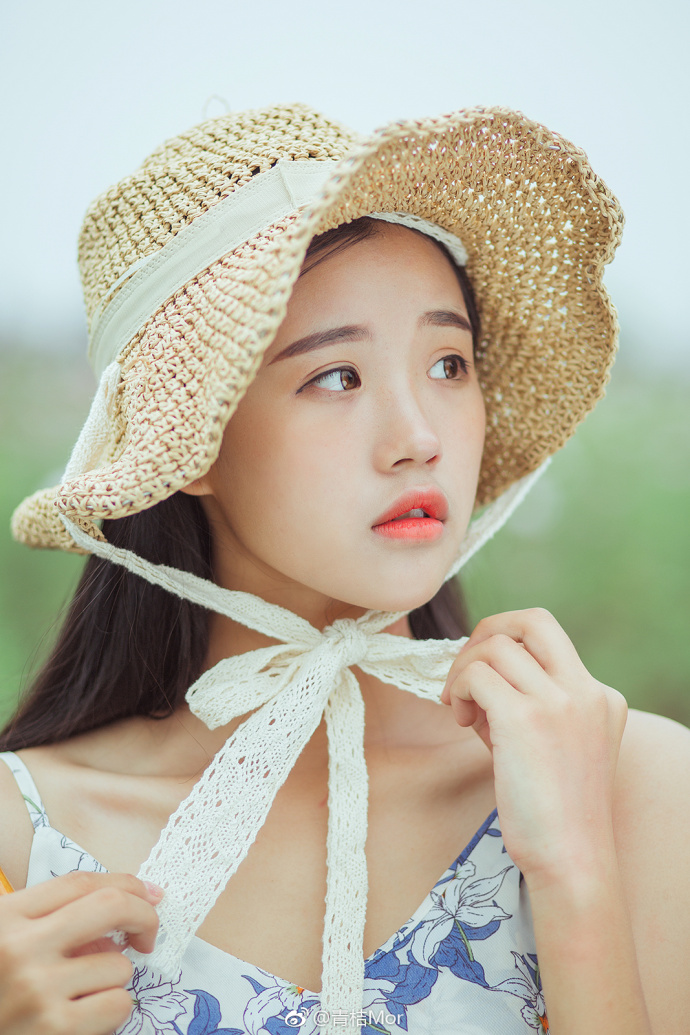 清纯文艺美女郊外写生图片 2