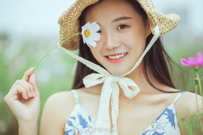 清纯文艺美女郊外写生图片 3