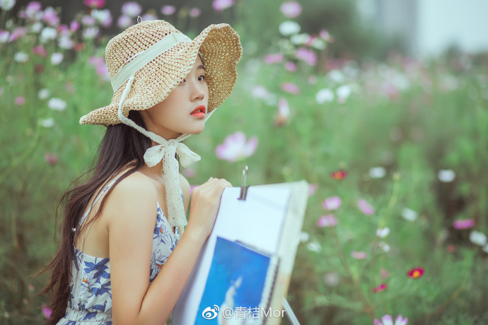 清纯文艺美女郊外写生图片 5