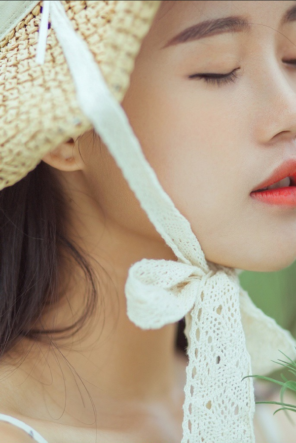 清纯文艺美女郊外写生图片 7