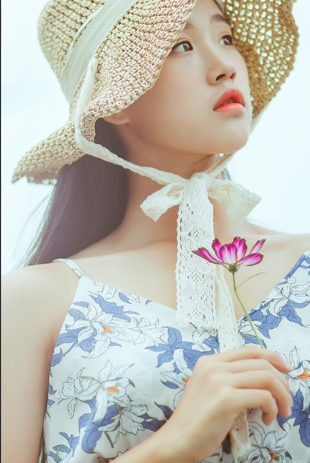 清纯文艺美女郊外写生图片 8