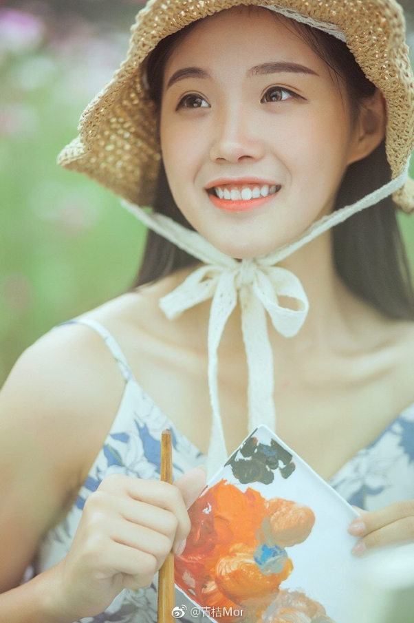 清纯文艺美女郊外写生图片 10