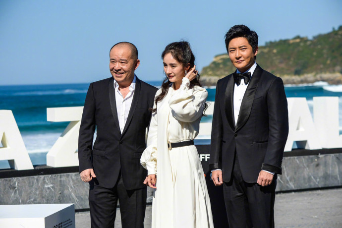 杨幂郭京飞刘杰出席《宝贝儿》圣塞巴斯蒂安电 8