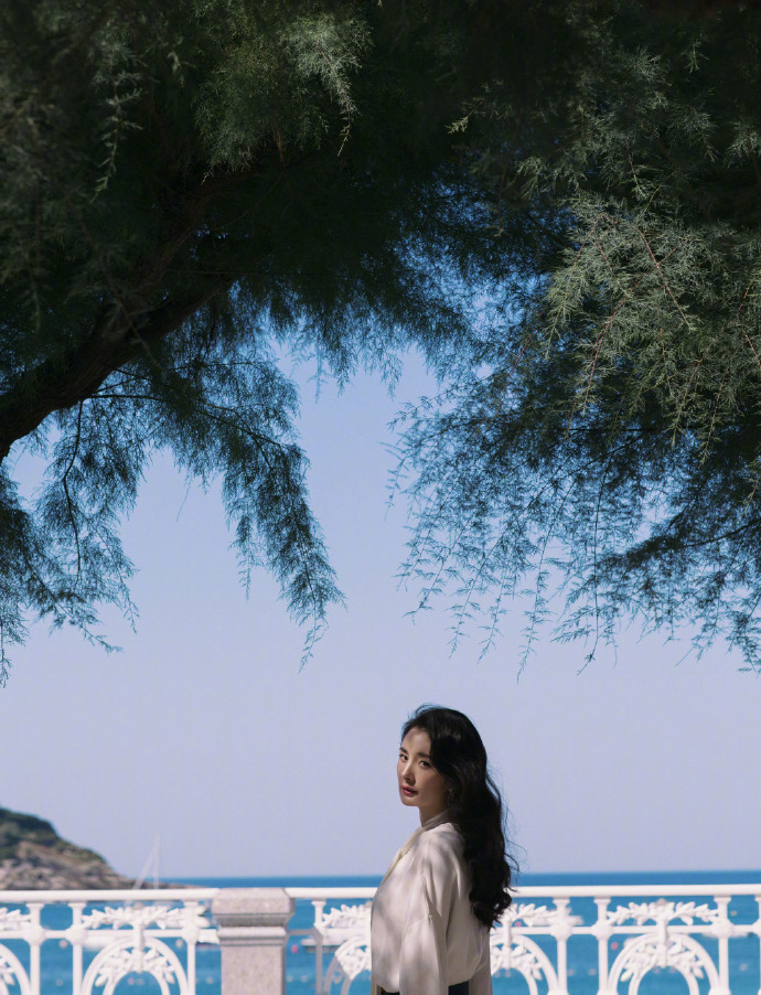 北京美女明星杨幂白色连衣裙加上大波浪卷发气 2