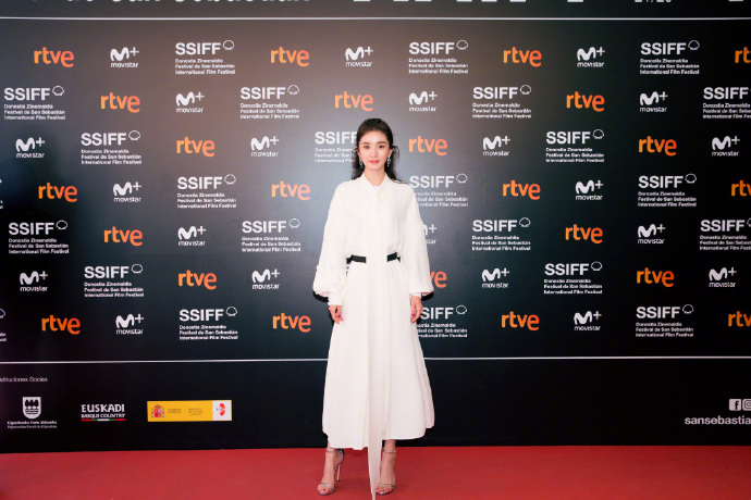 北京美女明星杨幂白色连衣裙加上大波浪卷发气 3