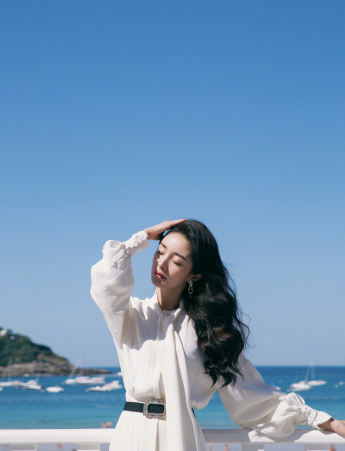 北京美女明星杨幂白色连衣裙加上大波浪卷发气 5