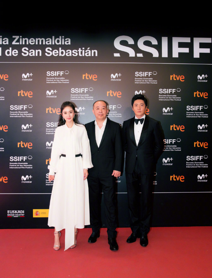 北京美女明星杨幂白色连衣裙加上大波浪卷发气 8