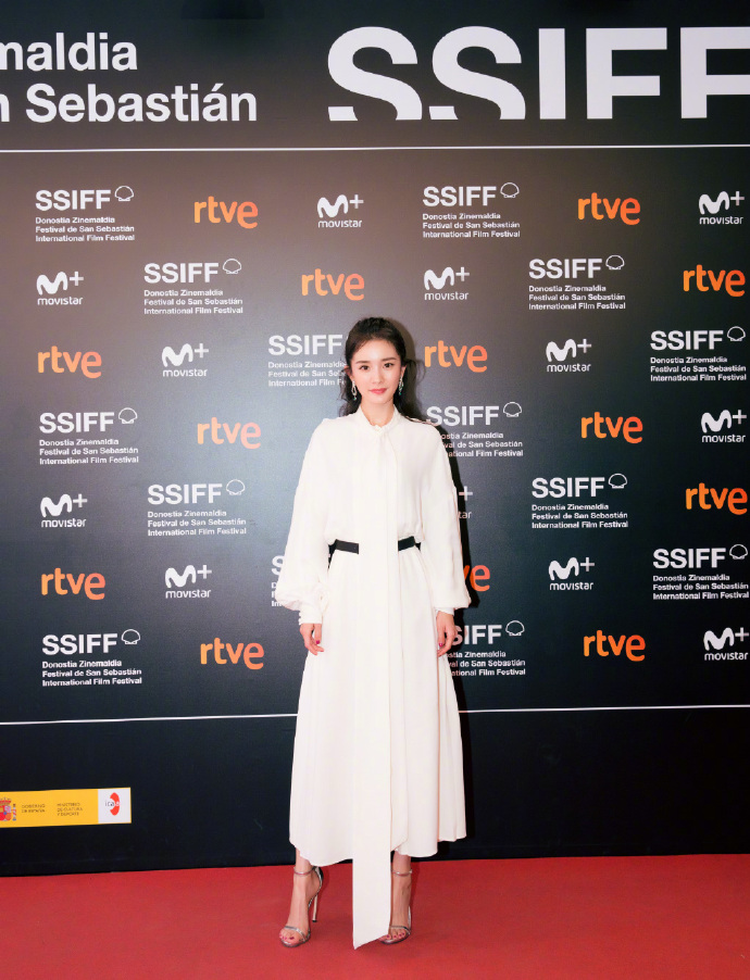 北京美女明星杨幂白色连衣裙加上大波浪卷发气 9
