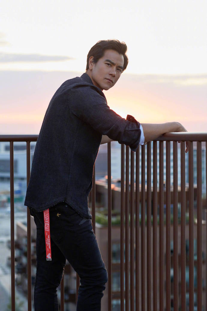 台湾男明星彭于晏最新街拍大片演绎牛仔look 2