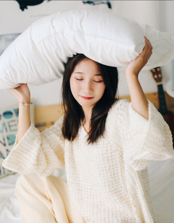 清纯美女应佳er白色毛衣唯美写真 2