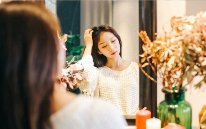清纯美女应佳er白色毛衣唯美写真 3