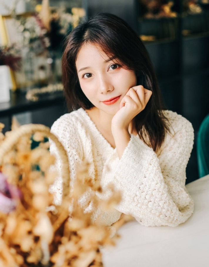 清纯美女应佳er白色毛衣唯美写真 4