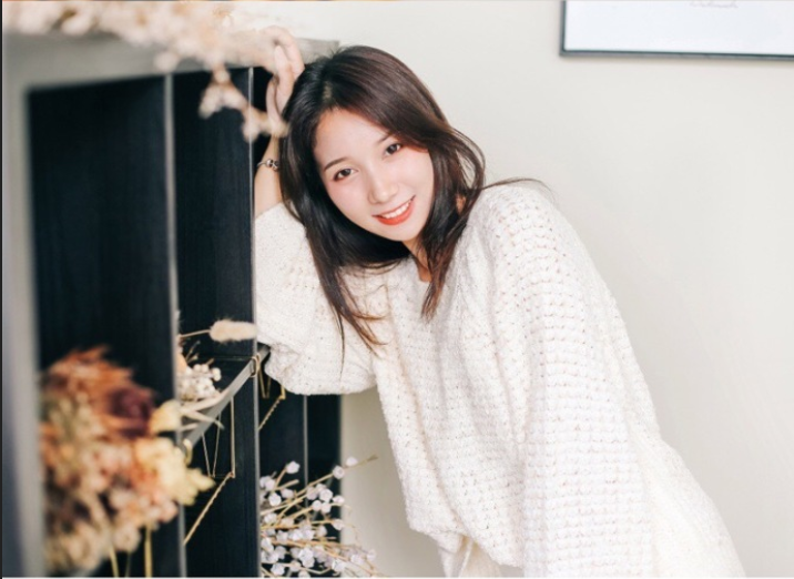 清纯美女应佳er白色毛衣唯美写真 5