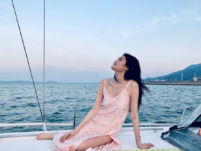 国际超模何穗出海游美照 3