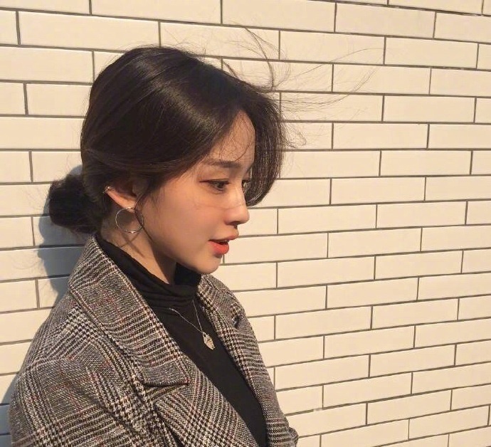 适合秋天的气质随性的低丸子头美女自拍照 2