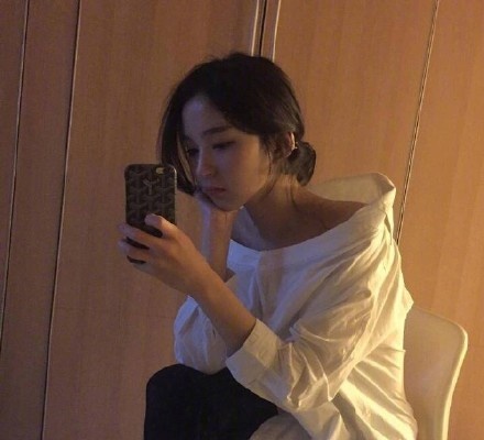 适合秋天的气质随性的低丸子头美女自拍照 9