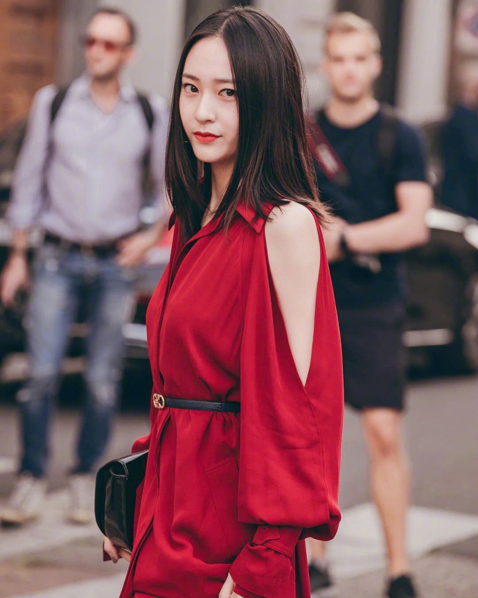韩国美女图片_女明星郑秀晶Krystal红裙美颜暴击图 4