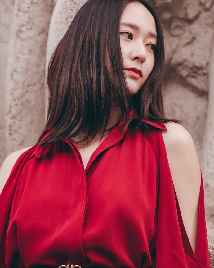 韩国美女图片_女明星郑秀晶Krystal红裙美颜暴击图 7