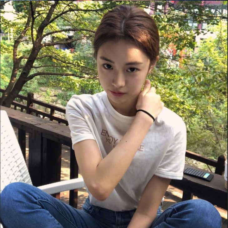 韩国美女模特고윤정图片 7