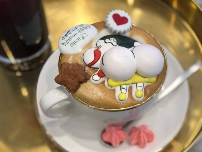 韩国推出很cute蜡笔小新拿铁咖啡图片