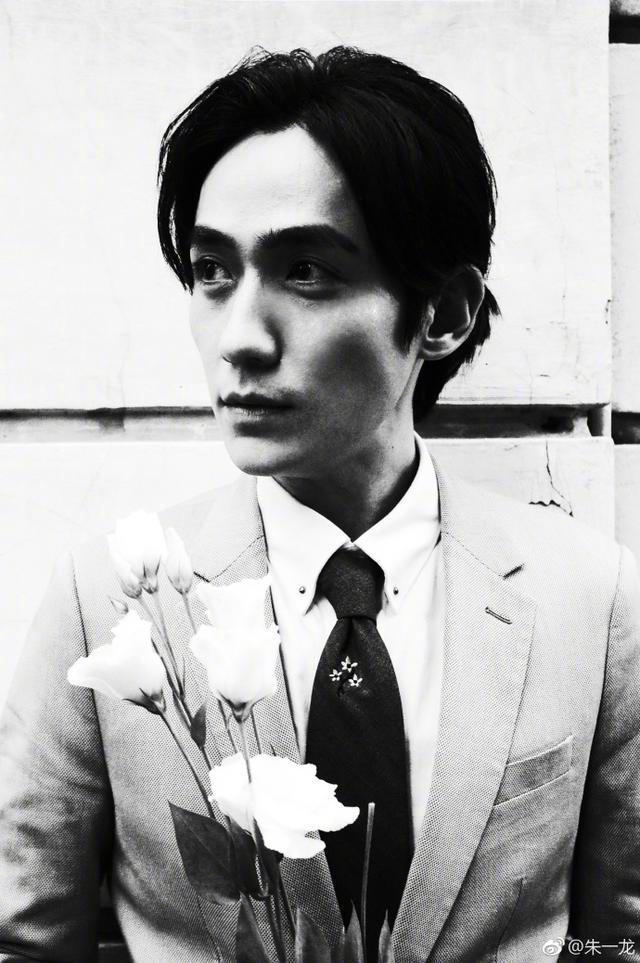 内地男明星朱一龙黑白写真图片