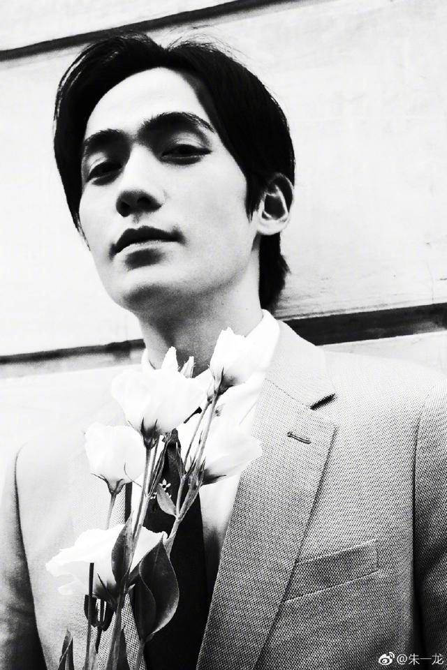 内地男明星朱一龙黑白写真图片 5
