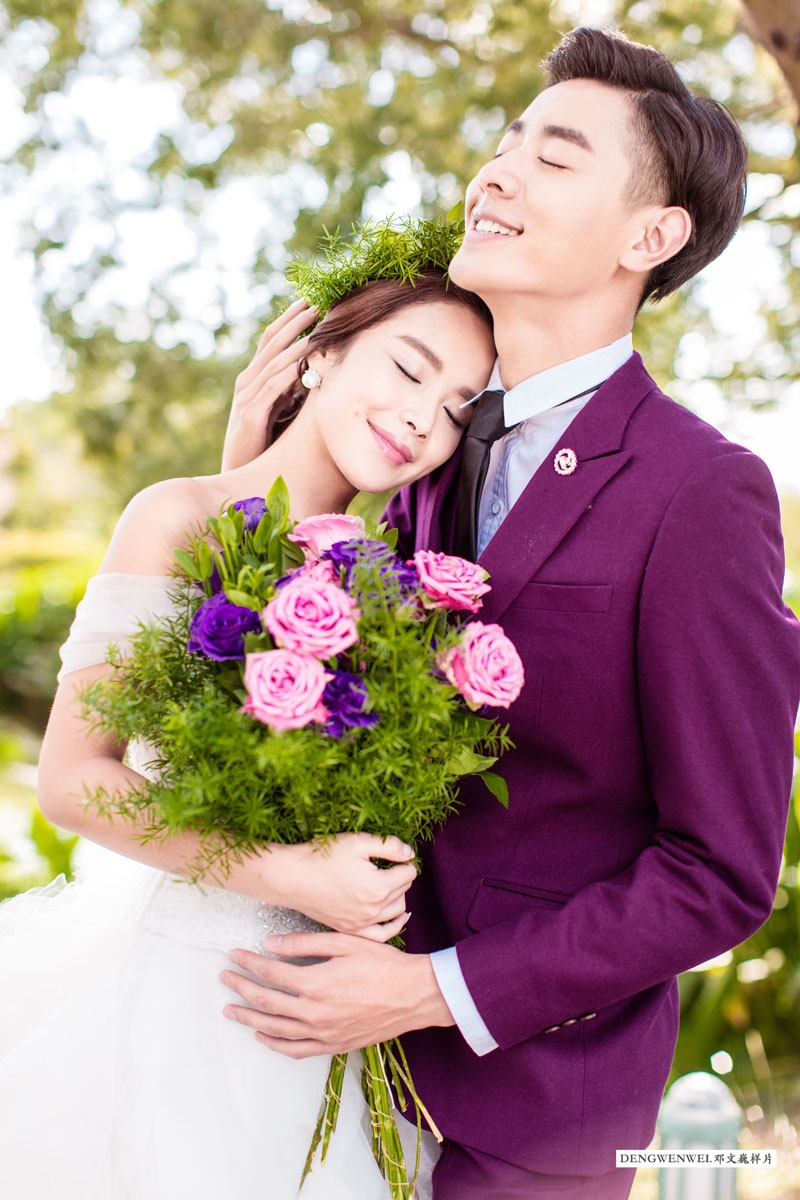 唯美婚纱照_新郎的紫色西服和紫色捧花的梦幻婚