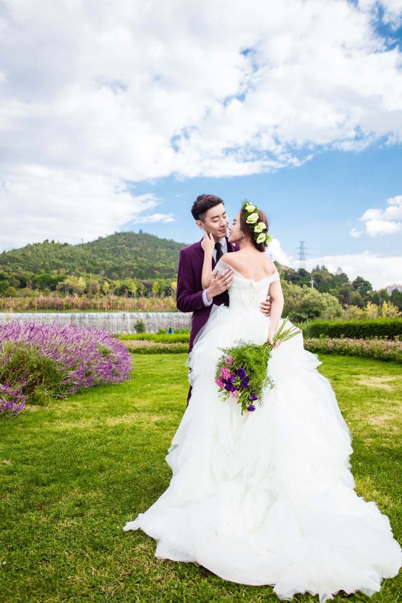 唯美婚纱照_新郎的紫色西服和紫色捧花的梦幻婚 2
