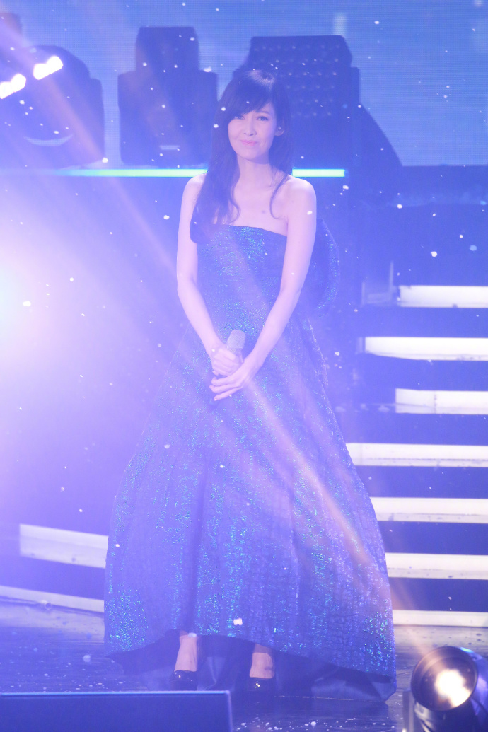 中国美女图片_香港美女明星周慧敏抹胸裙冻龄似 5