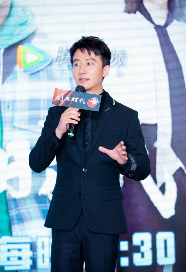 内地男演员黄轩亮相黑色西装新剧发布会儒雅绅 7