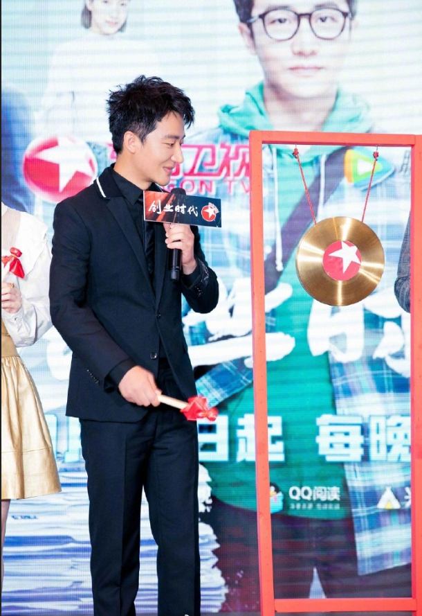 内地男演员黄轩亮相黑色西装新剧发布会儒雅绅 8